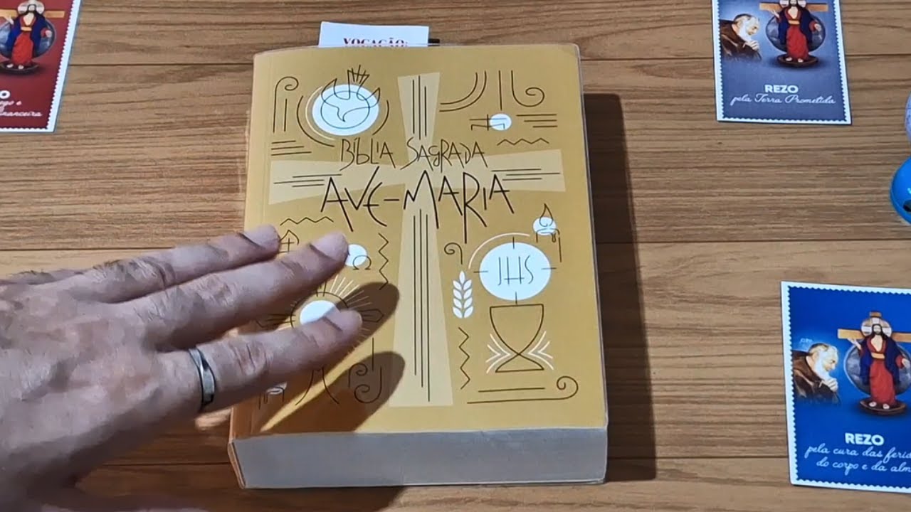 Bíblia Ave-Maria Dourada com Capa Plástica