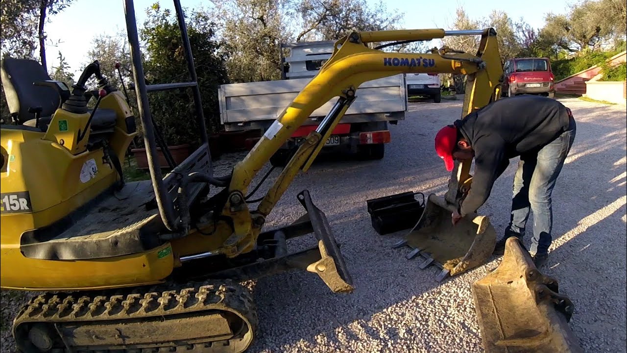 Sterro con miniescavatore e demolizione cemento