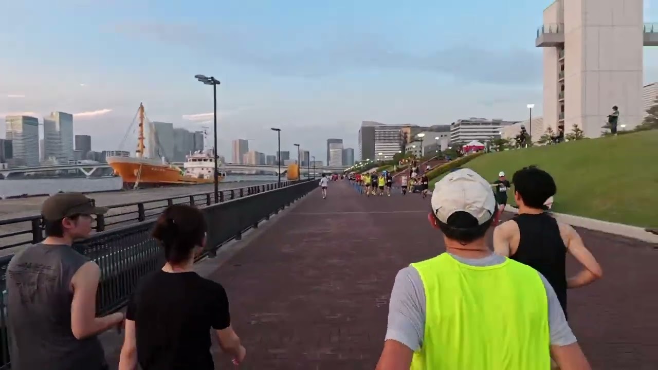 第27回東京豊洲ナイトマラソン ハーフの部　1時間40分 (4:44/km) のペーサーさんに付いて現状のハーフ走力の確認をしました。　日差し有　気温30℃　平均心拍数138pm　2025.6 .29