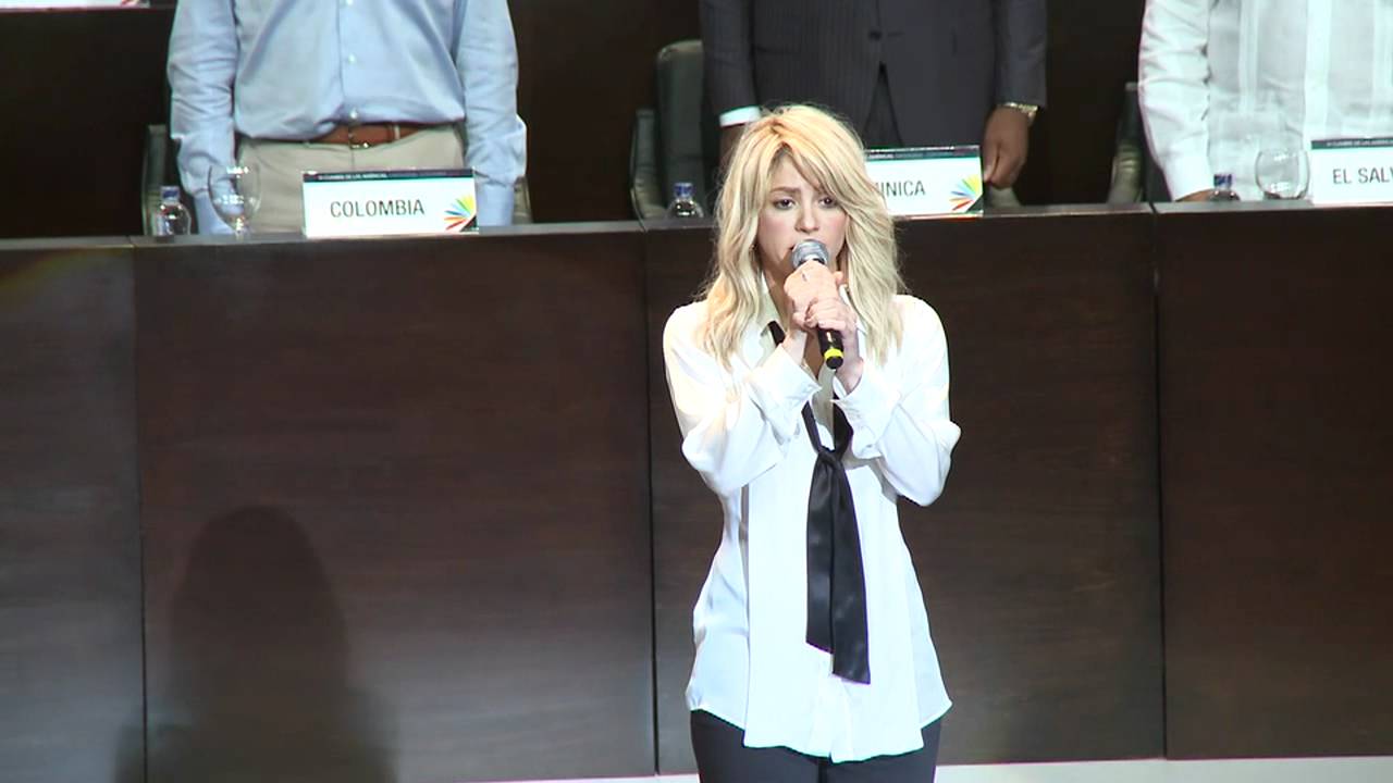 Shakira interpreta el himno de Colombia en la Cumbre de las Américas