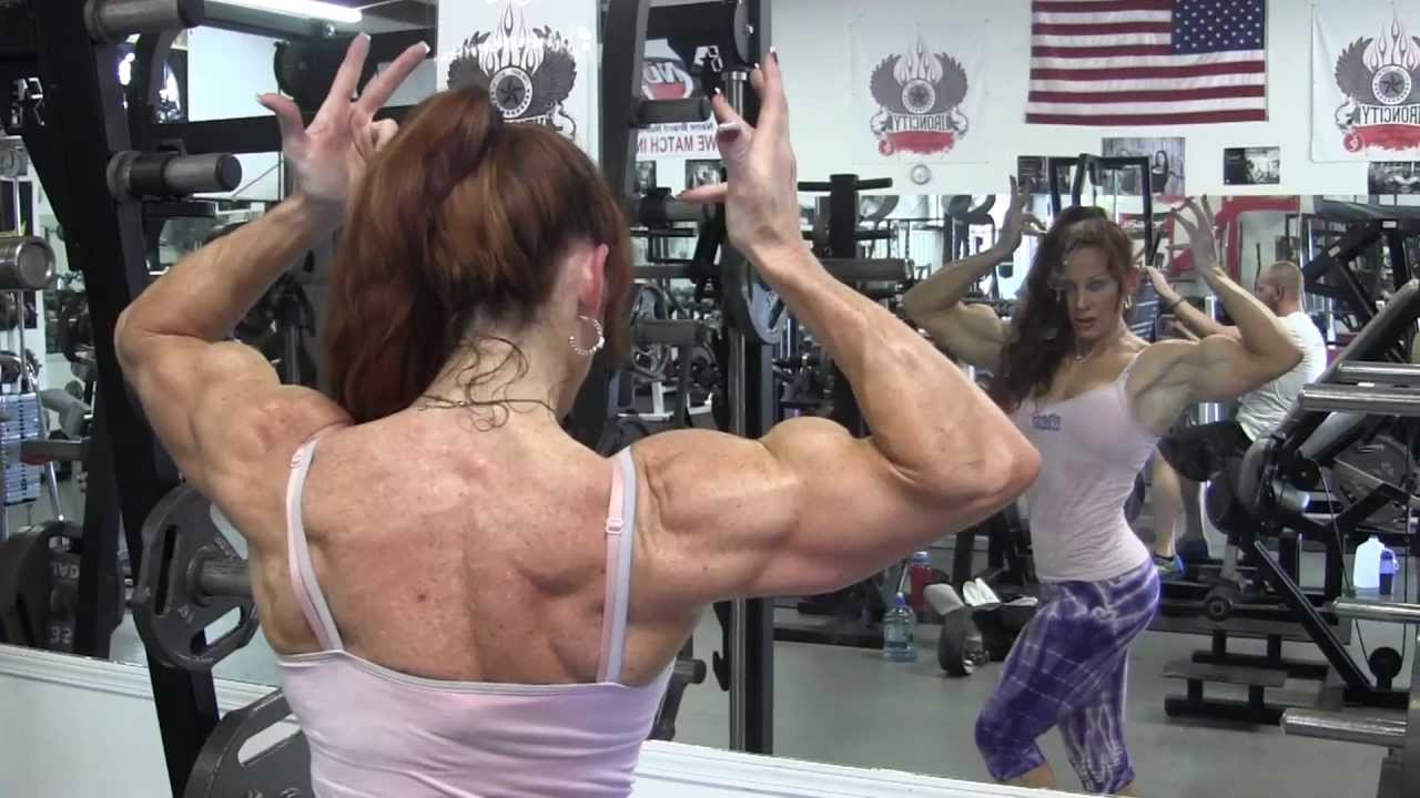 LINDSAY MULINAZZI www.FitnessInferno.com LUNGES & HOT BICEP FLEXING by the BICEP QUEEN