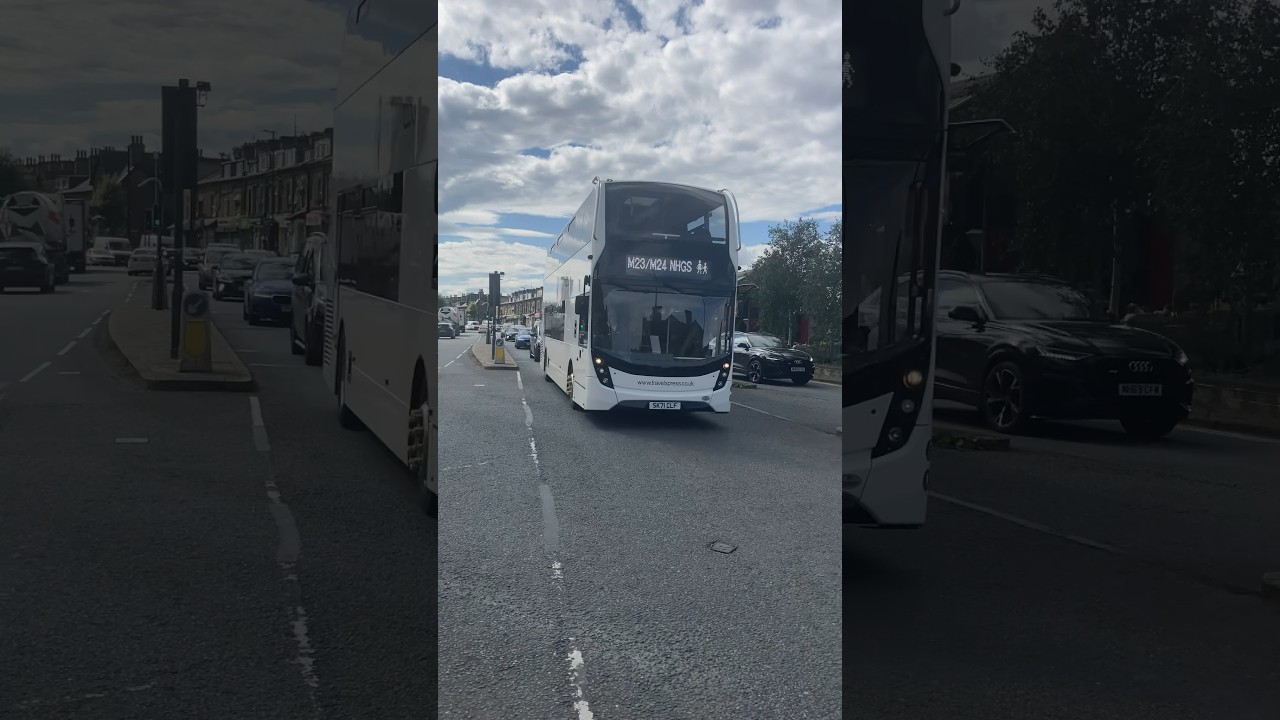 The driver beeps the Horn￼￼ on Alexander Dennis Enviro400 MMC￼ (SK71 CLF) On M23/M24
