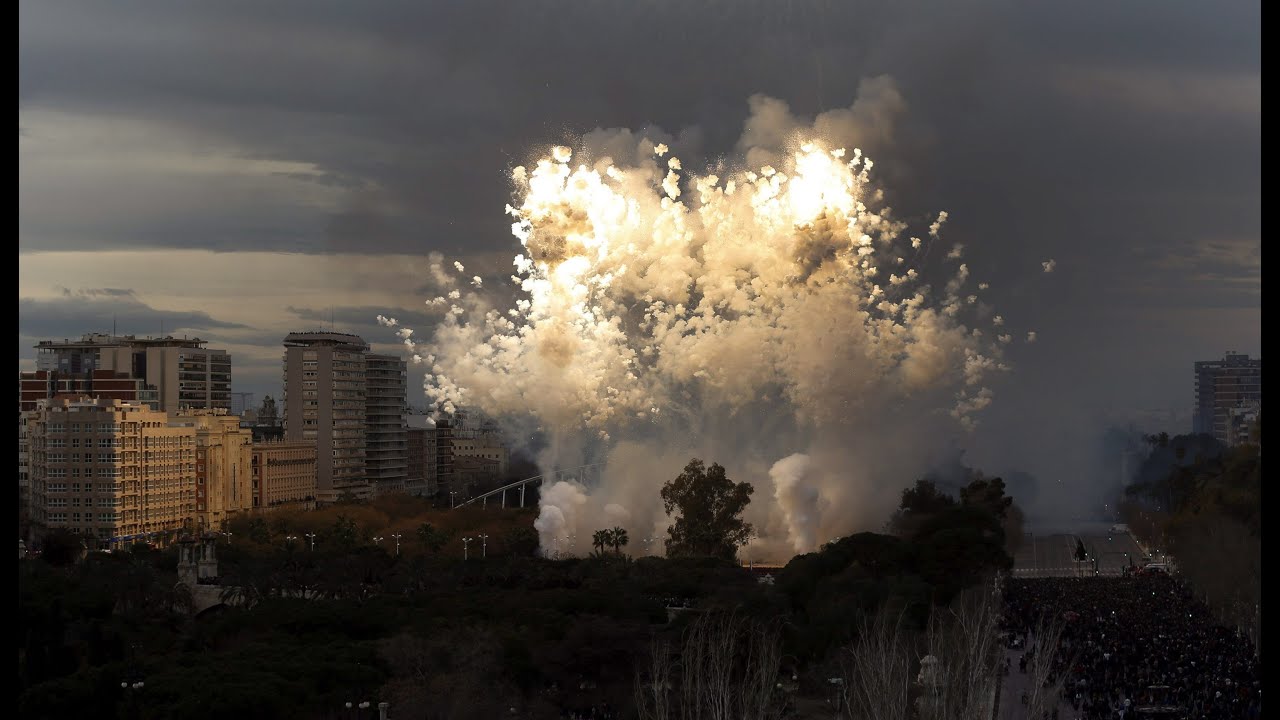 Valencia vive la mayor mascletá de su historia