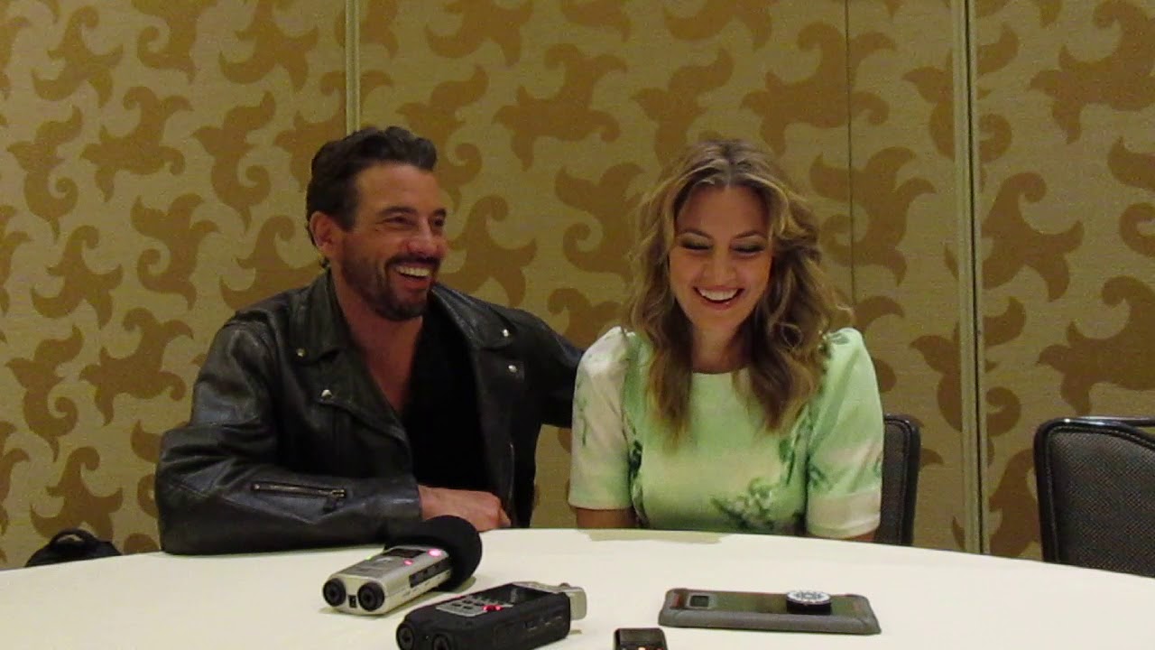 SDCC 2018- Riverdale Press Room- Skeet Ulrich and Mädchen Amick