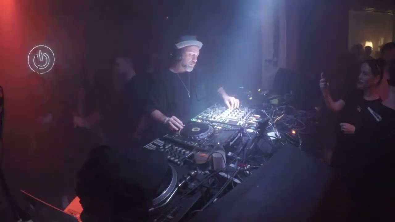 SiXa: CHRISS JAXX  live INSIDE ROOOM