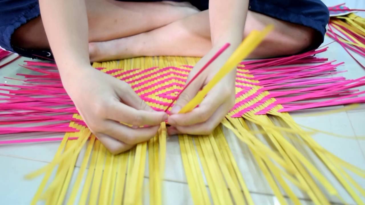 การสานพัดจากไม้ไผ่ 'โรงเรียนท่าปลาประชาอุทิศ'
