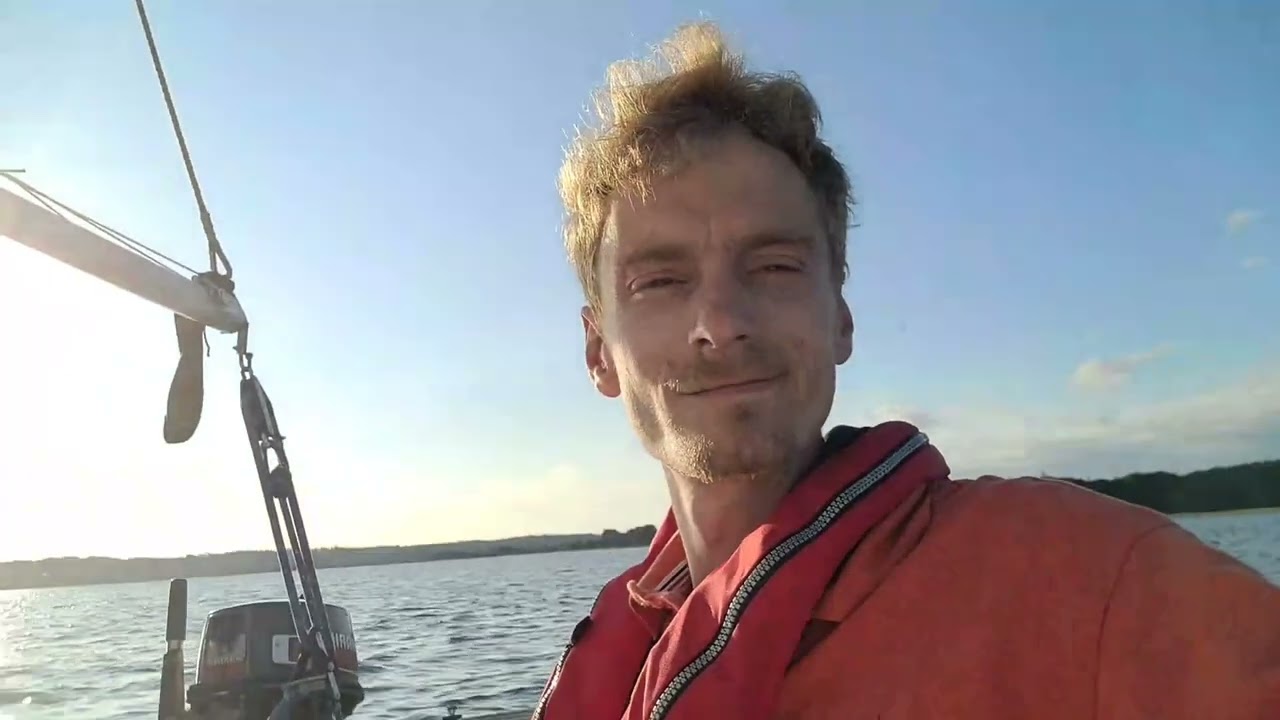 singlehand sailing a sailfish 18 in shallow waters on a buitiful summer day in Denmark 27 juli 2023