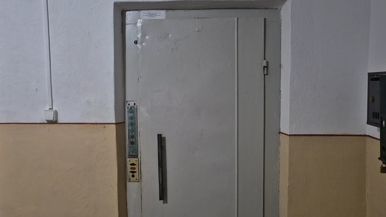 Old original IFMA 2-speed traction elevator @ Strada Penes Curcanul, bl. 2bis, Focșani, RO