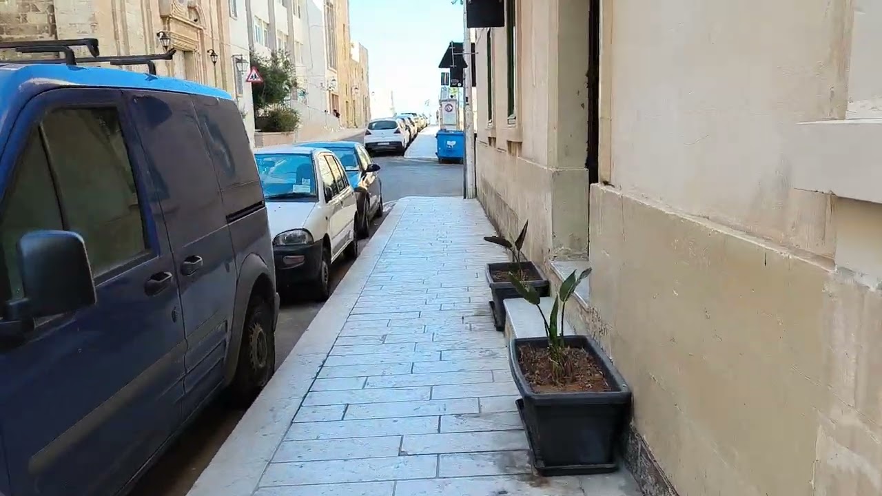 Valletta Malta, walking to St. Elmo fortress 110725