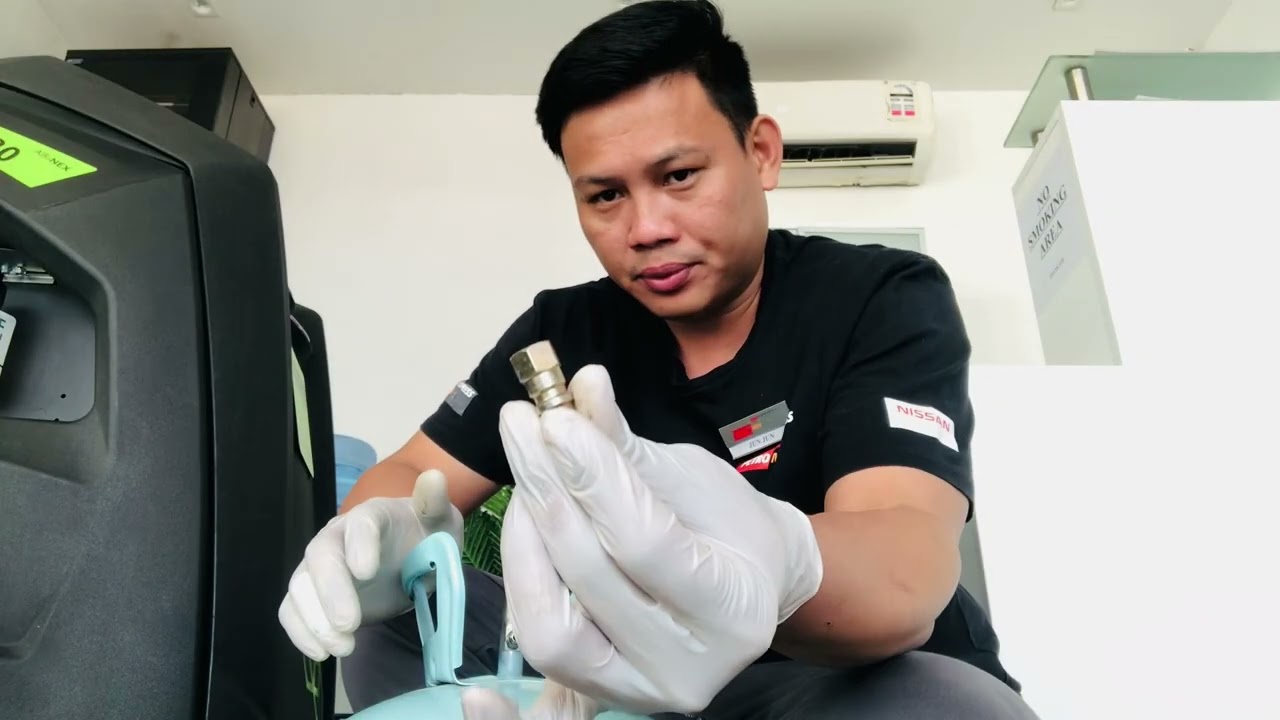 Cleaning Ac machine together with refilling Ac freon #ofw#saudiarabia#petromin