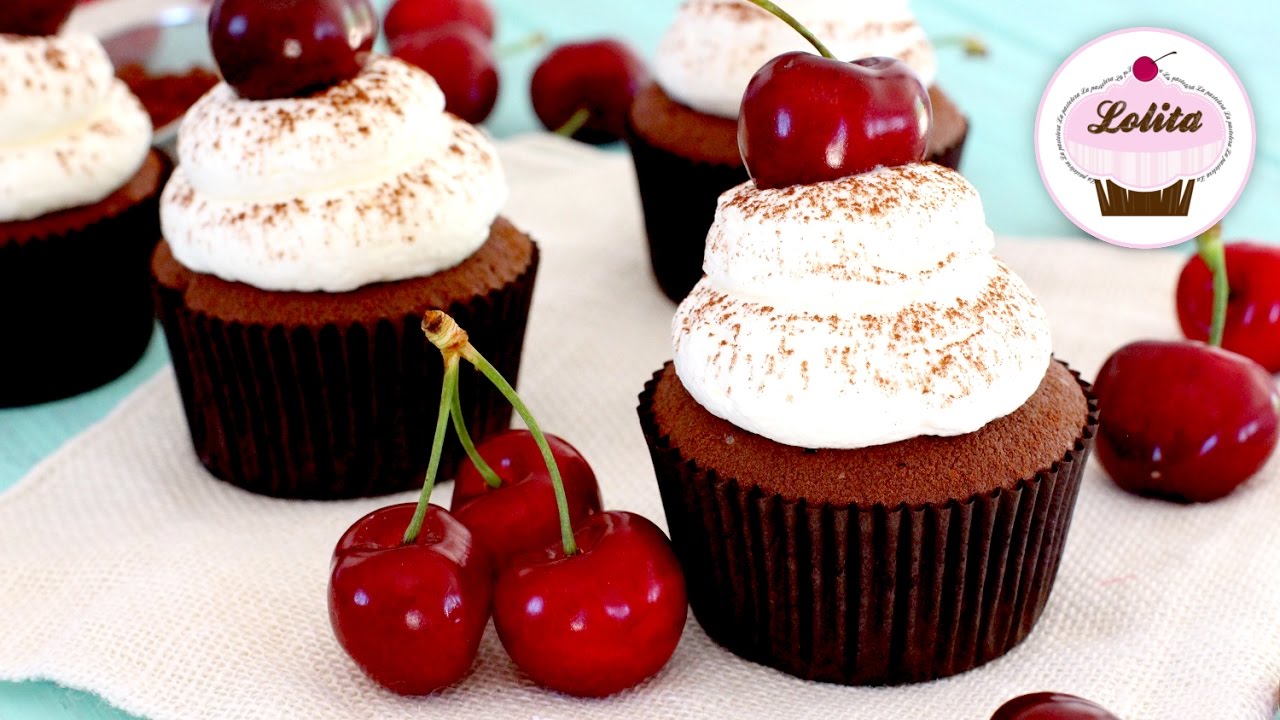 CUPCAKES DE CHOCOLATE (Selva negra) ❤️ RECETA FÁCIL y RÁPIDA 👩‍🍳 Lolita la pastelera