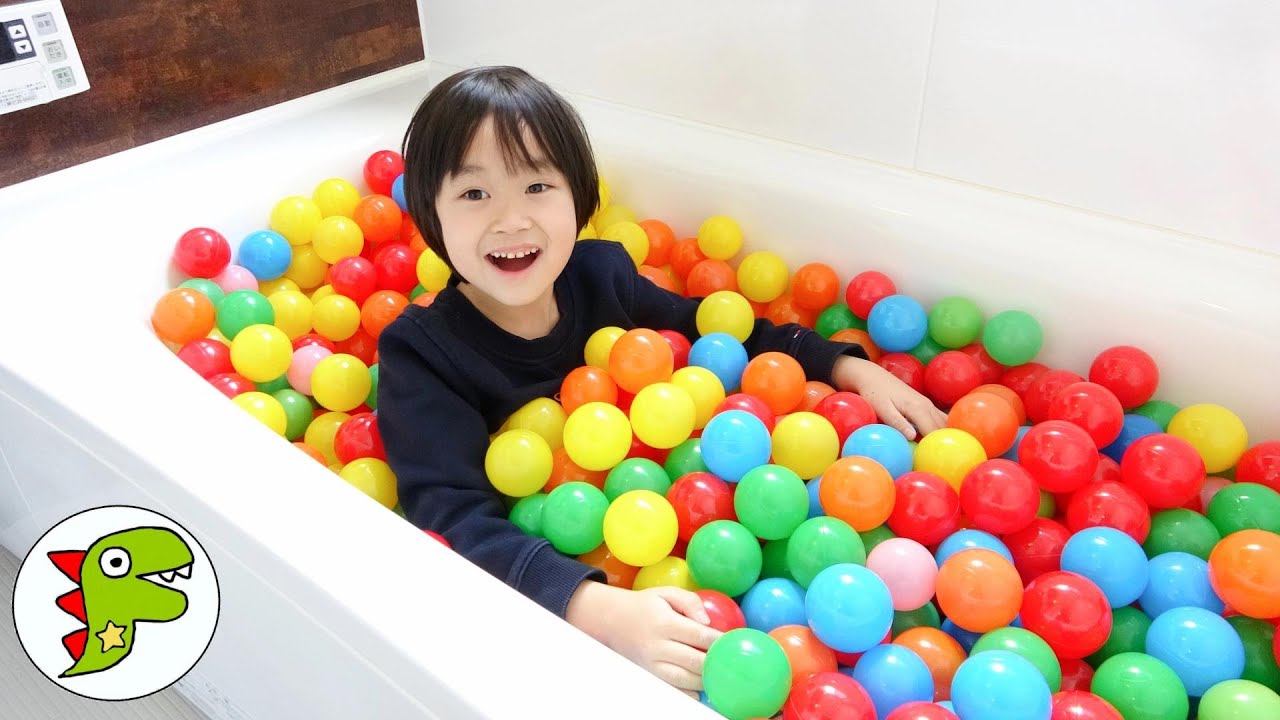 レオくんがカラフルボールであそぶよ！カラフルな風船からボール？ トイキッズ