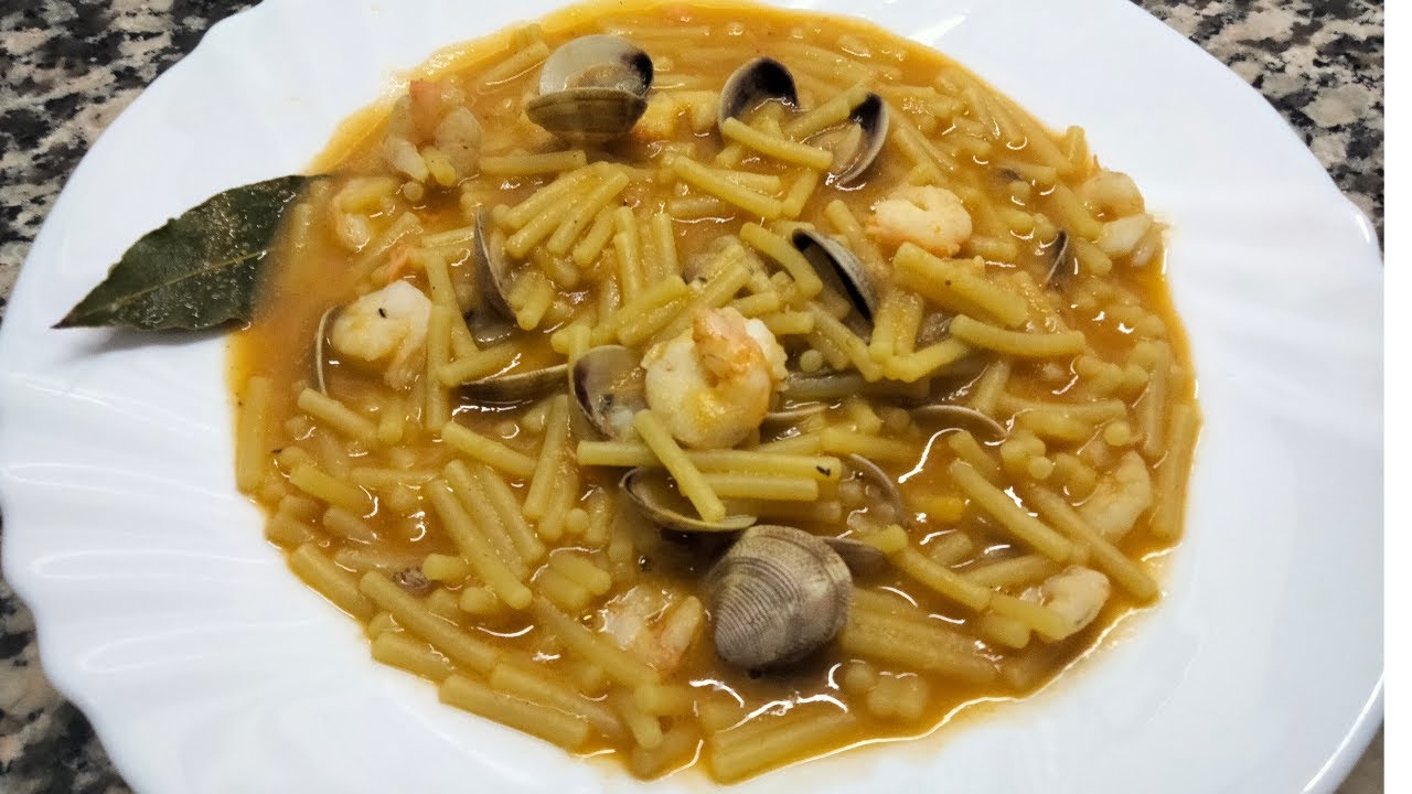 Fideos a la roteña con almejas y gambas.