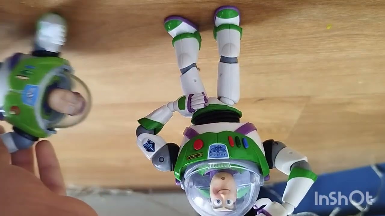 Reseña y comparación de Woody y Buzz Lightyear de thinkway vs Revoltech woody y Buzz Lightyear 