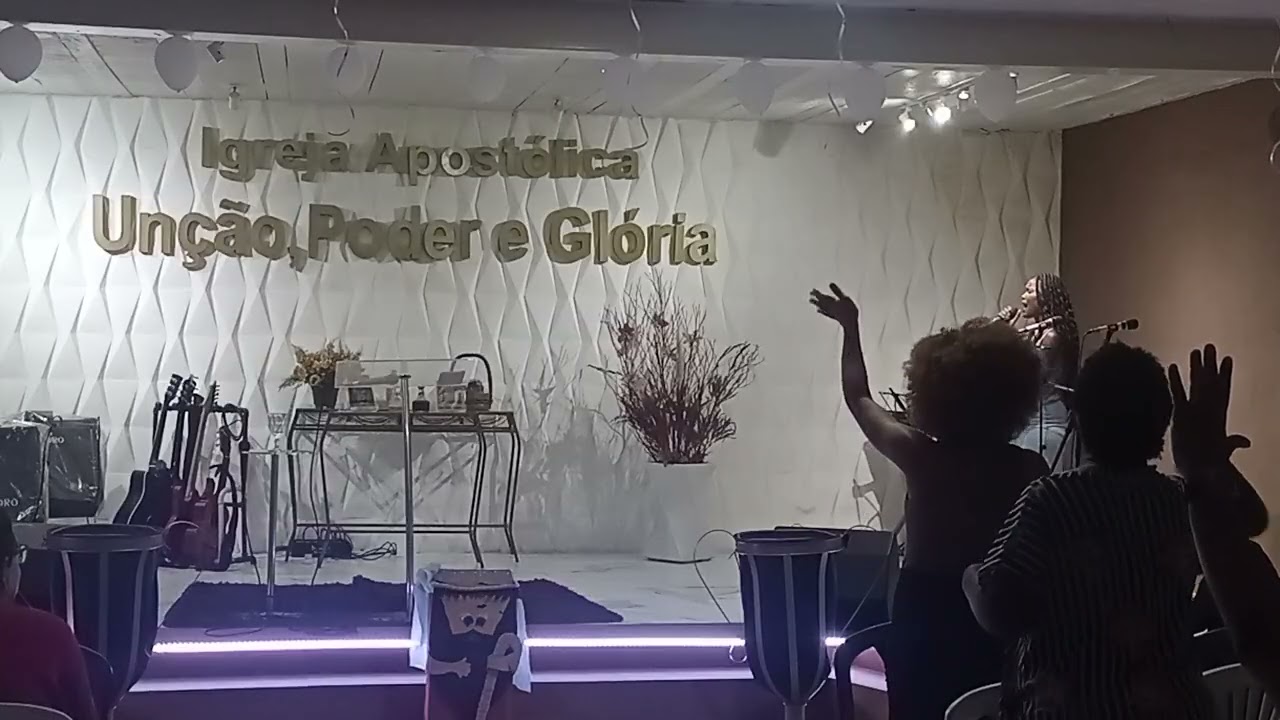 Levita Karen louvando ao Senhor