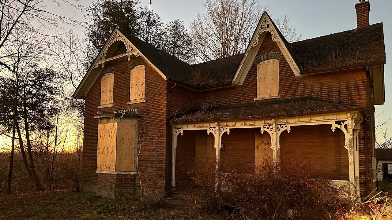 Exploring an ABANDONED Victorian house built in 1875.