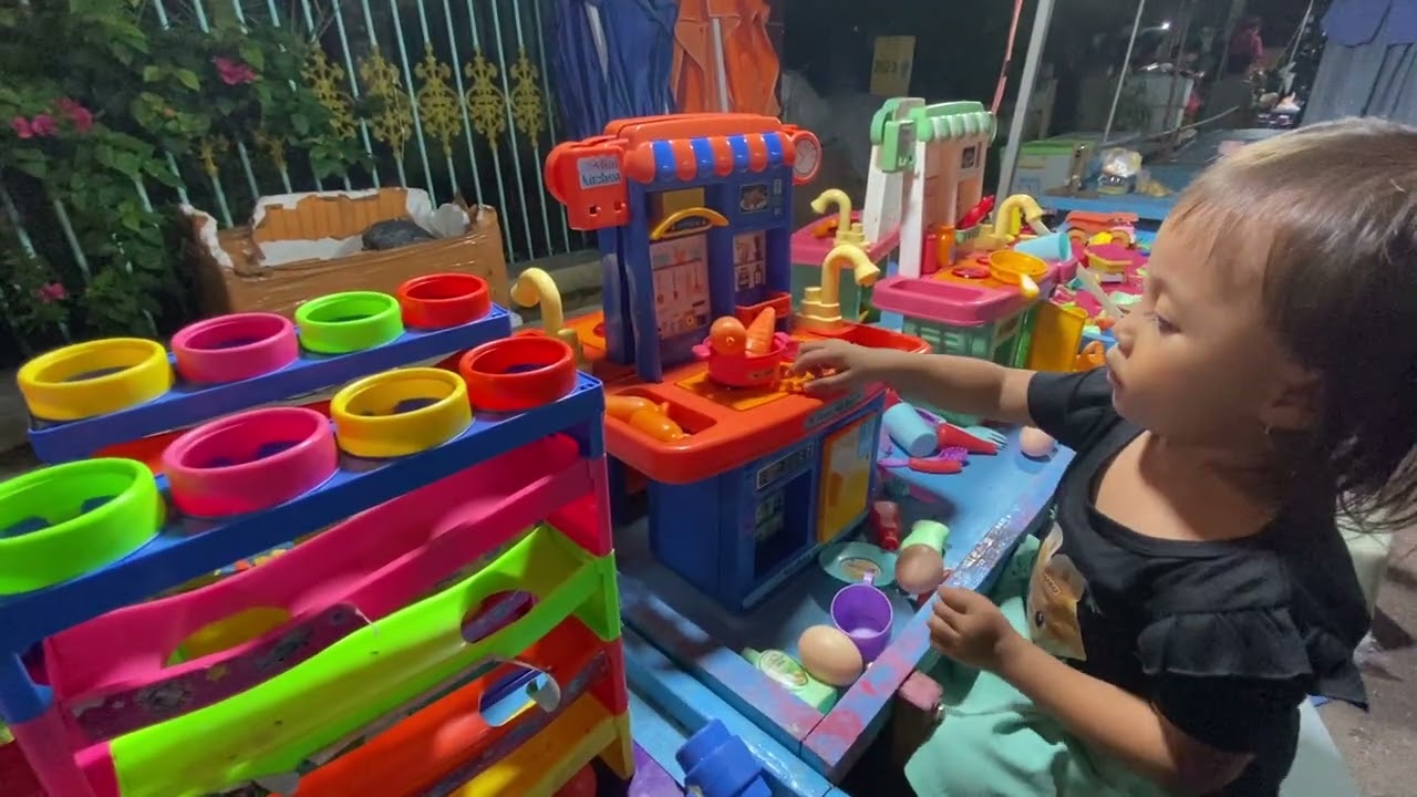 Anak-anak bermain masak-masakan, Main Pasir, di Pasar Malam — Haul Desa