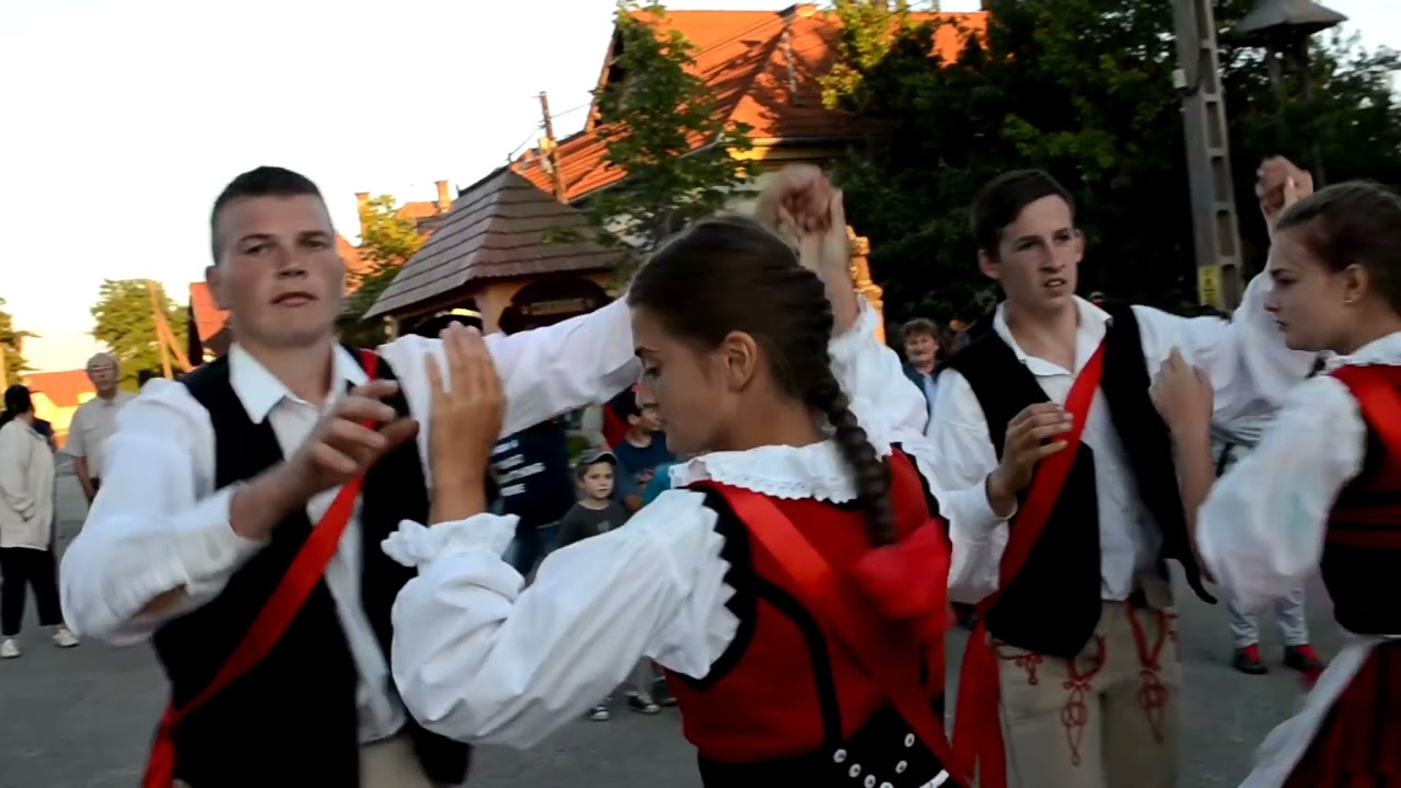 SUHAJ ÉDESANYÁM ERESSZEN EL A BÁLBA