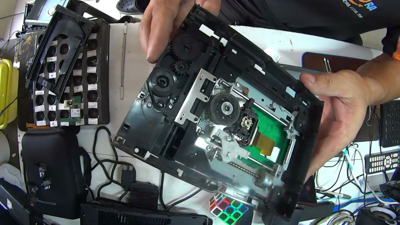 Como consertar a gaveta do seu Xbox 360: Trocando a borrachinha do drive de DVD
