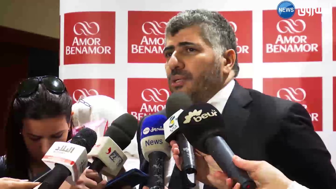عمر بن عمر يقدم كتاب يلخص مسيرة حياة من الأب إلى الأبناء