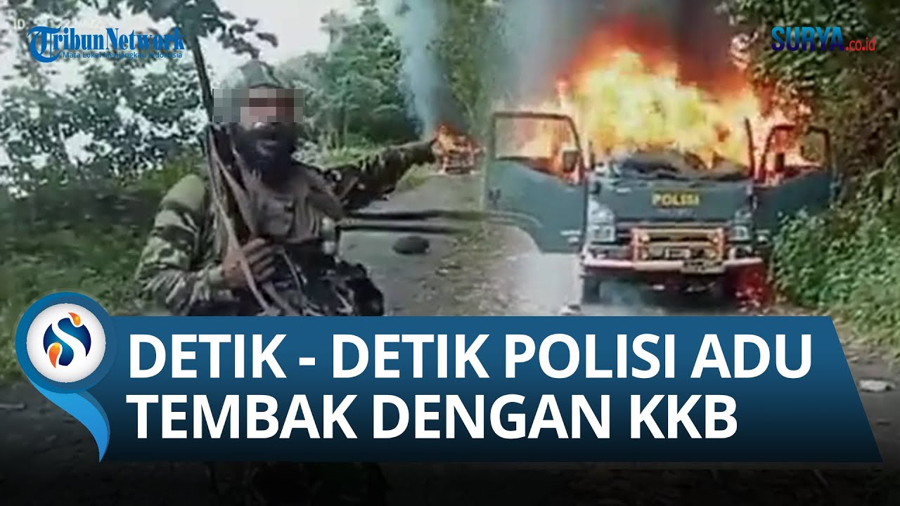 Menenteng Senjata, Anggota KKB Papua Sesumbar di Depan Tiga Mobil Polisi yang Dibakar