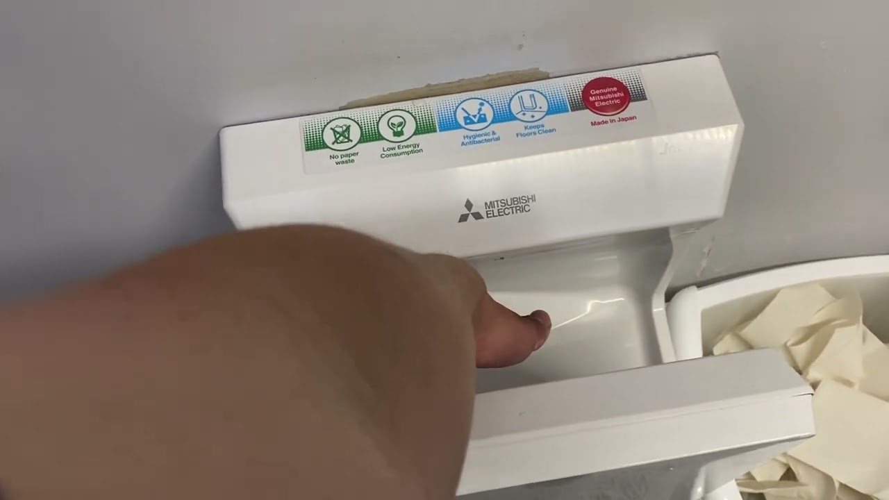 Mitsubishi Jet Towel Slim at M&S Ashby De La Zouch ♿️🚻🚼