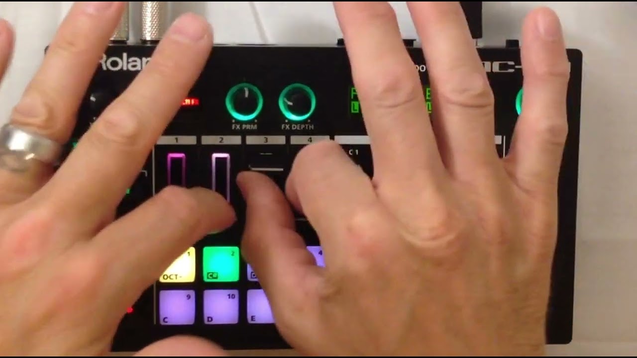 Roland MC-101 : Using The Looper To Resample Synths And Build Progressions - techno house breaks