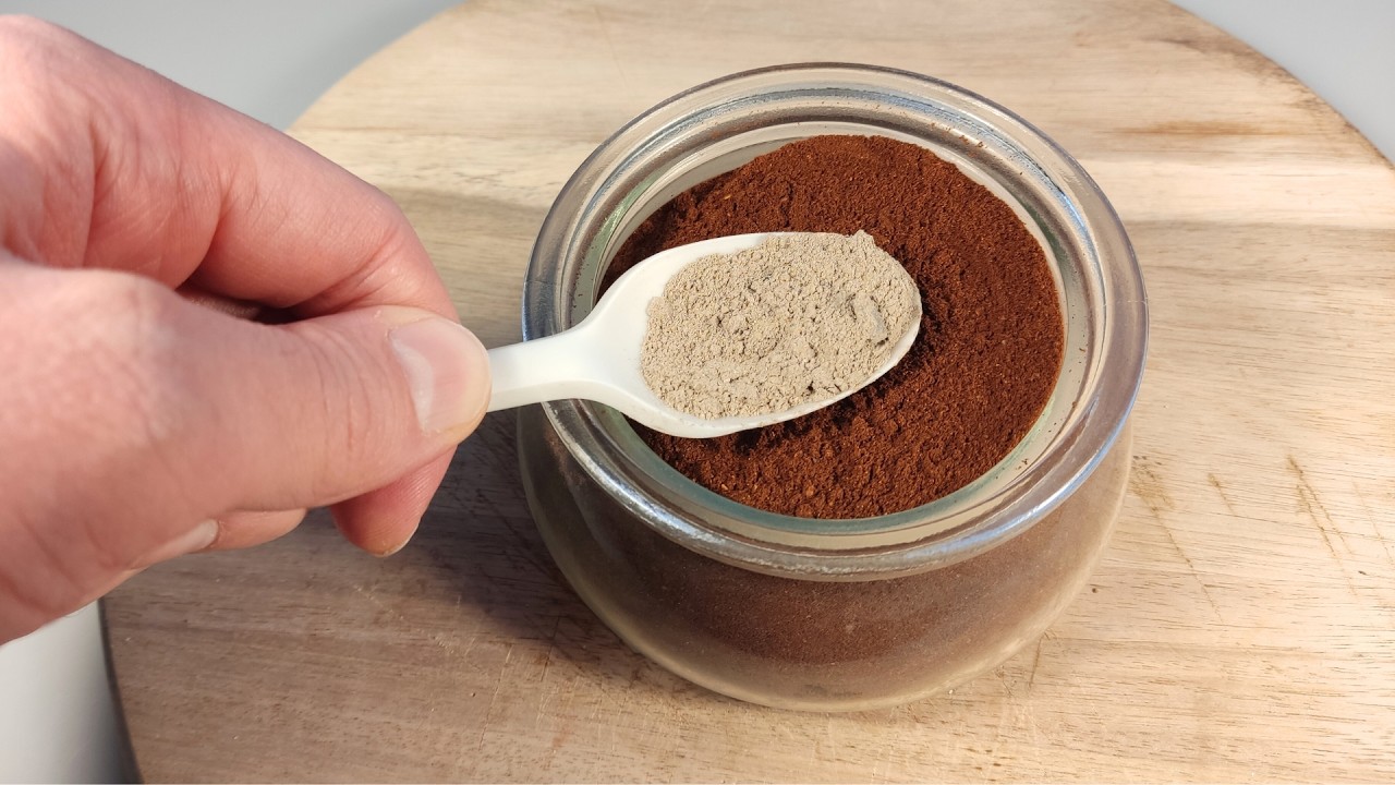 Mix coffee grounds and ash. I didn't expect this result.