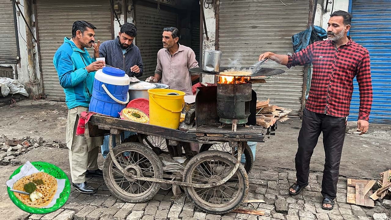 Only Rs 70! 😱 Cheapest Paratha of the Year | Roadside Food Cart Breakfast | Aloo & Saag Paratha 🇵🇰