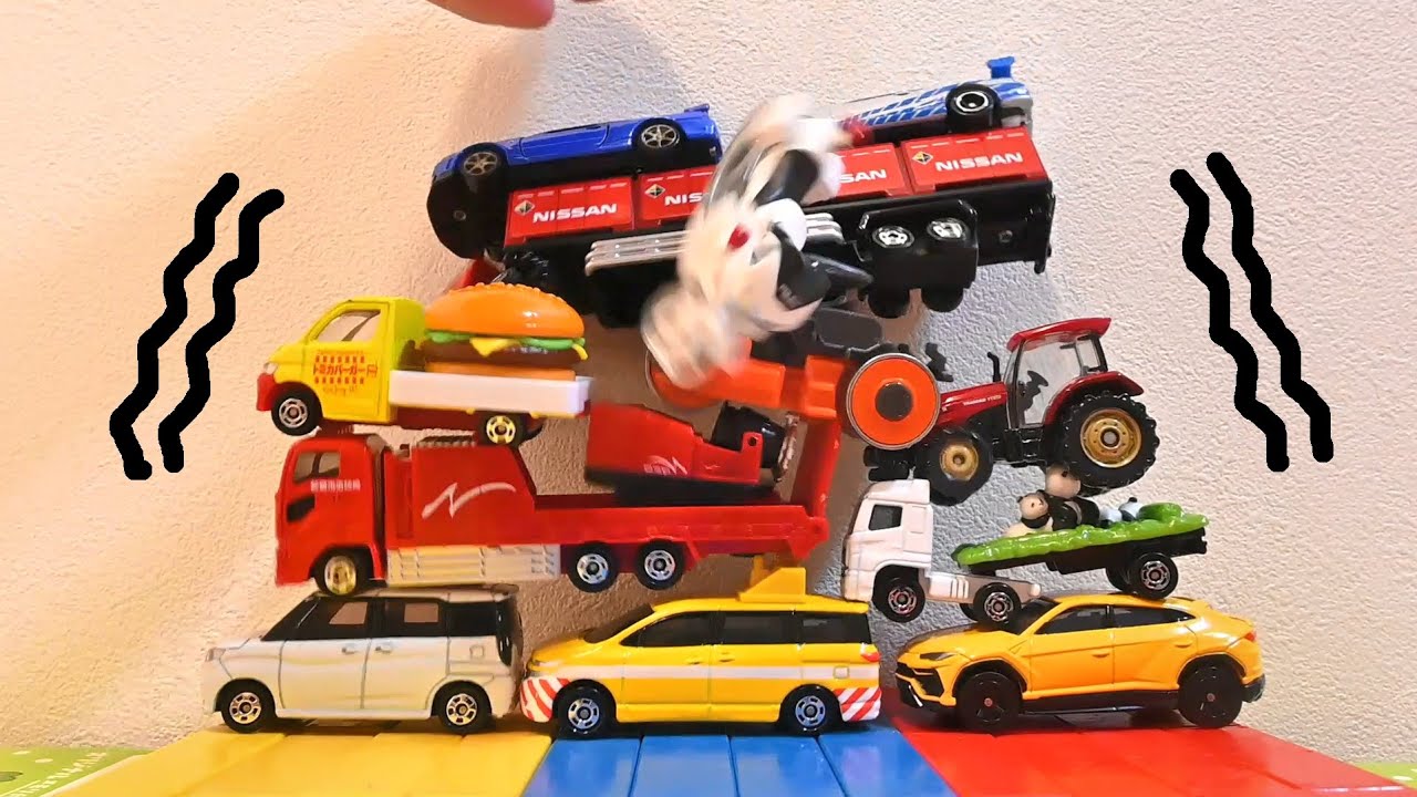 トミカがガシャーン！11台のミニカータワーがくずれる！？【子供向け/トミカ】