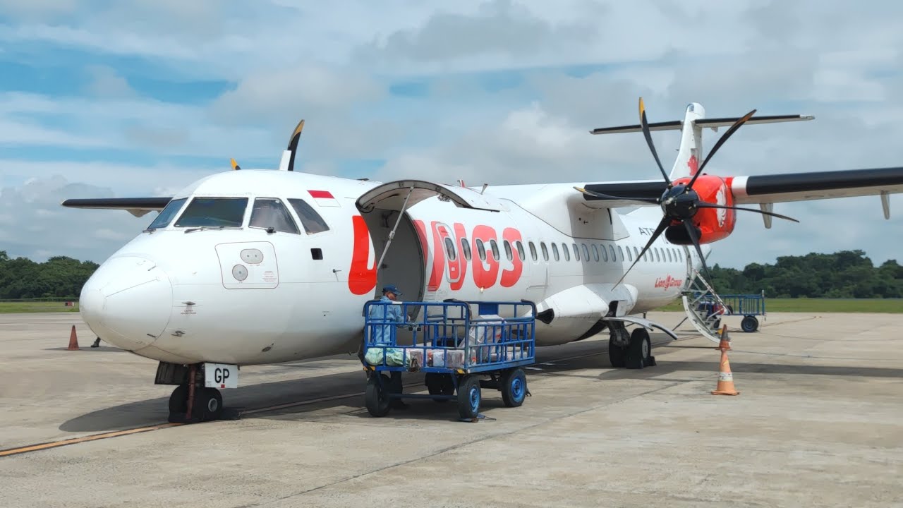 Wings Air ATR 72-600 PK-WGP Landing at Kalimarau Airport, Berau