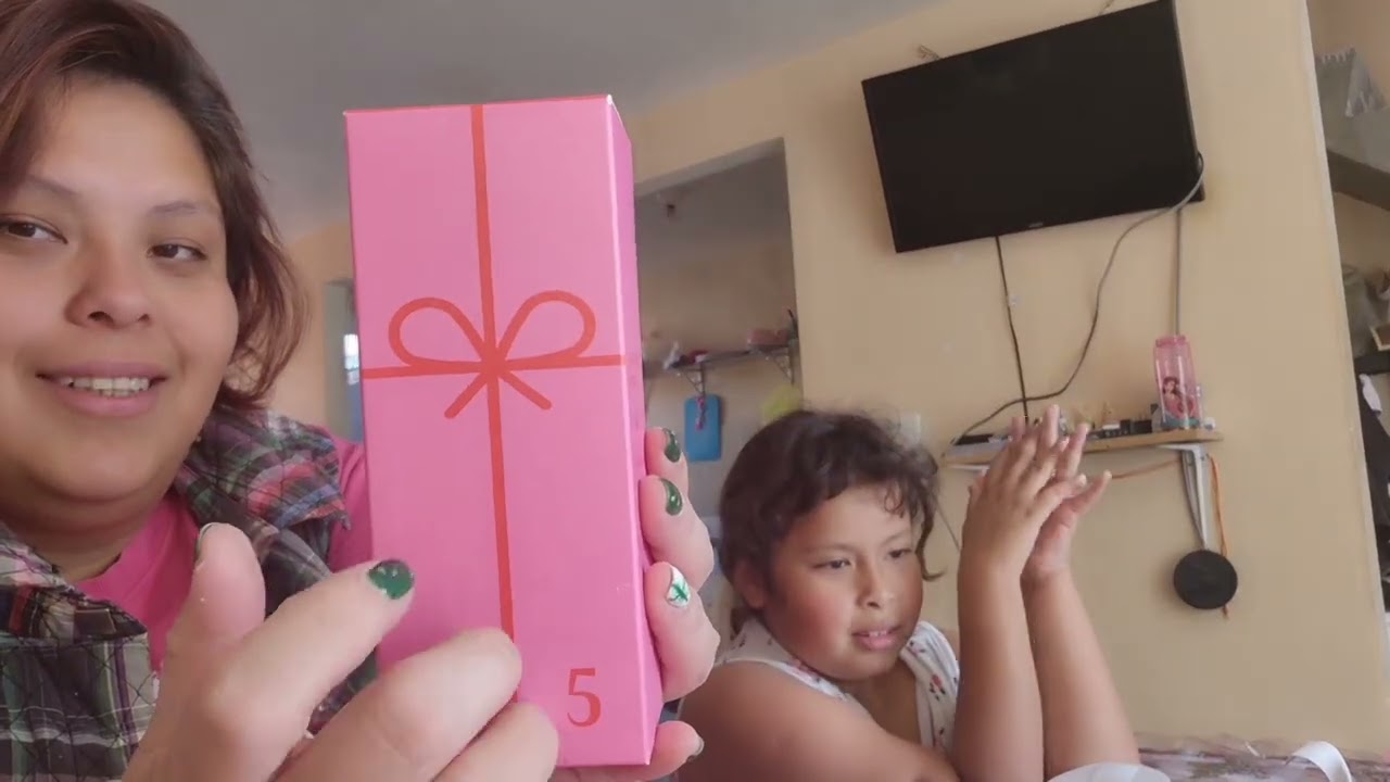 Abriendo Calendario de adviento con mi hija.