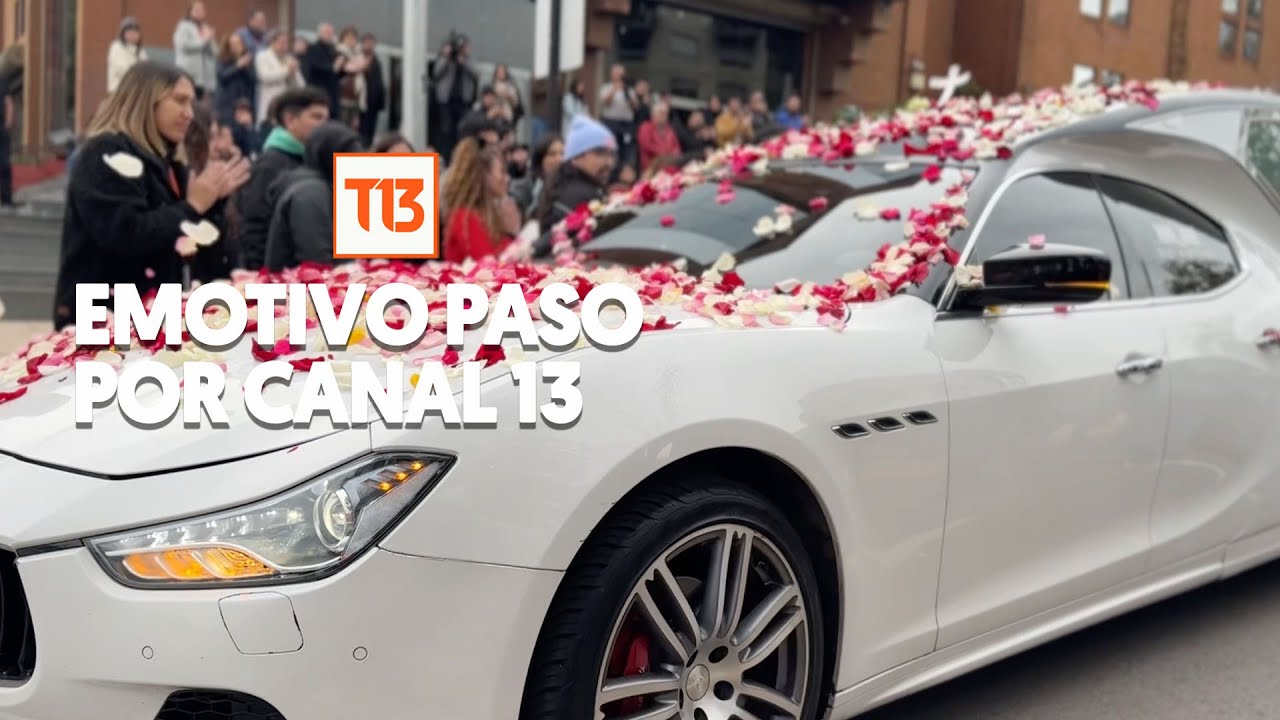 Con flores y aplausos: Así fue el paso del féretro de Claudio Iturra por Canal 13