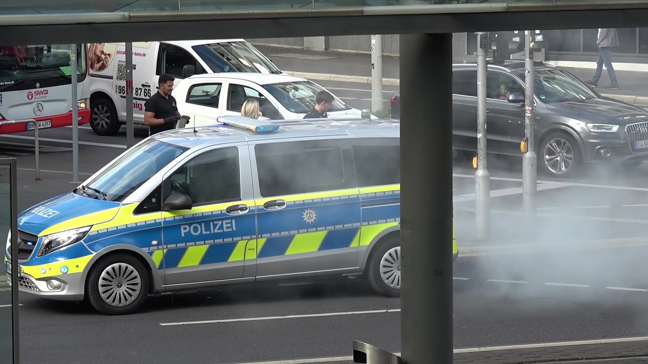 Polizei + Feuerwehr löschen Mülleimerbrand am Bonner Bertha-von-Suttner-Platz am 01.08.24