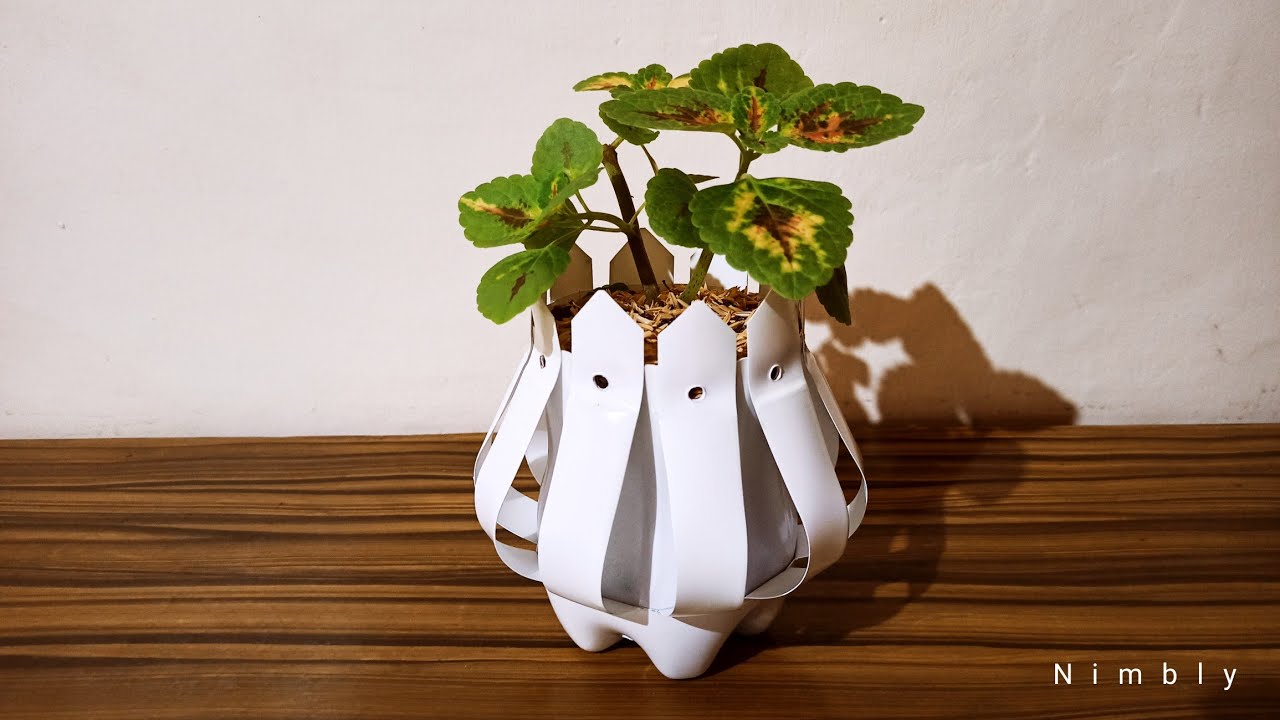 GREAT WAY TO MAKE POT FROM DISCARDED PLASTUC BOTTLES
