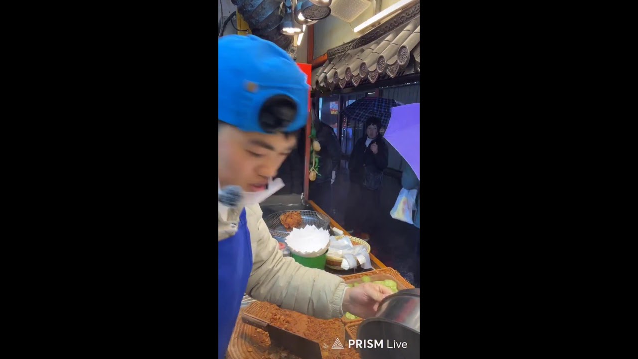 Chinese Woman expert in cooking.