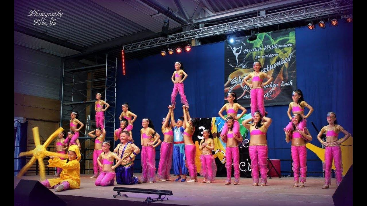 Tanzgruppe Young Society  mit ihrem Showtanz 