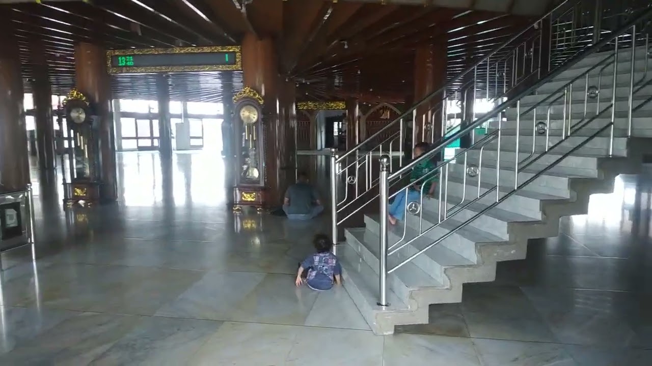Masjid Jami' Al-Baitul Amien yang indah dan megah di Jember