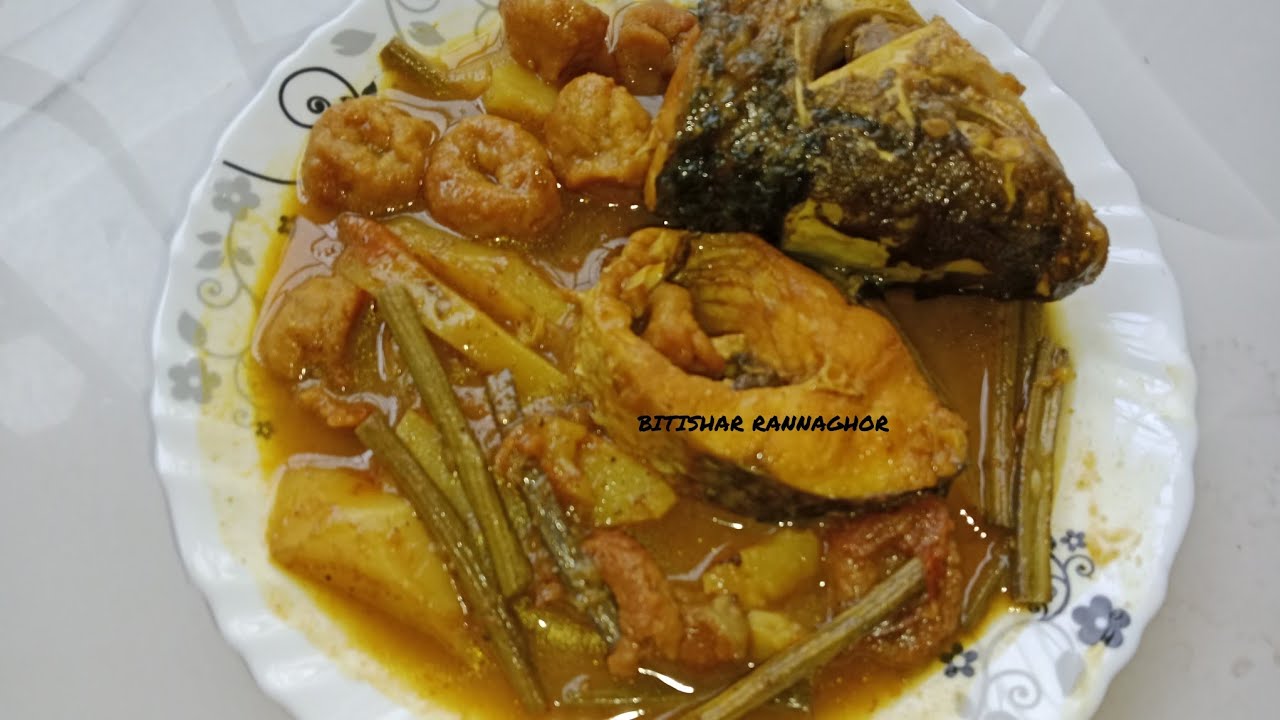 কচি সজনেডাঁটা আলু বড়ি দিয়ে রুই মাছের হালকা ঝোলKochi sojnedata alu bori diye rui macher halka jhol 