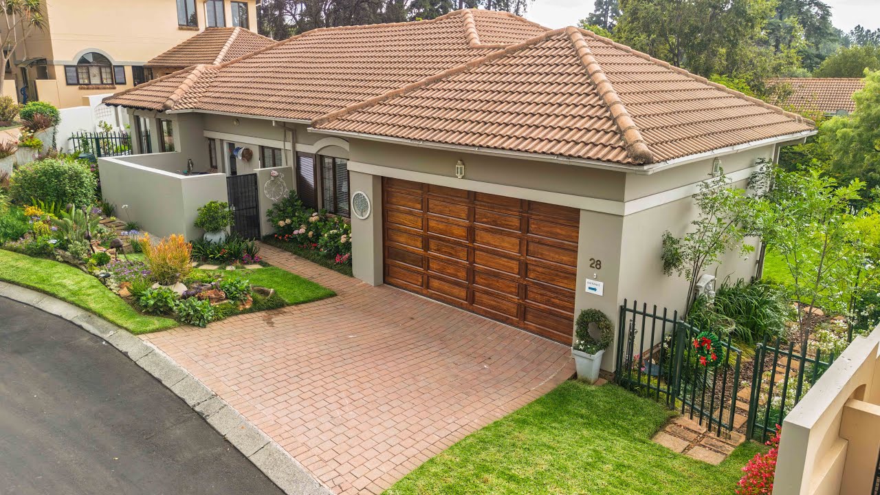 Immaculate, stylish and perfectly positioned along the Thornhill Estate green belt🌿🏡