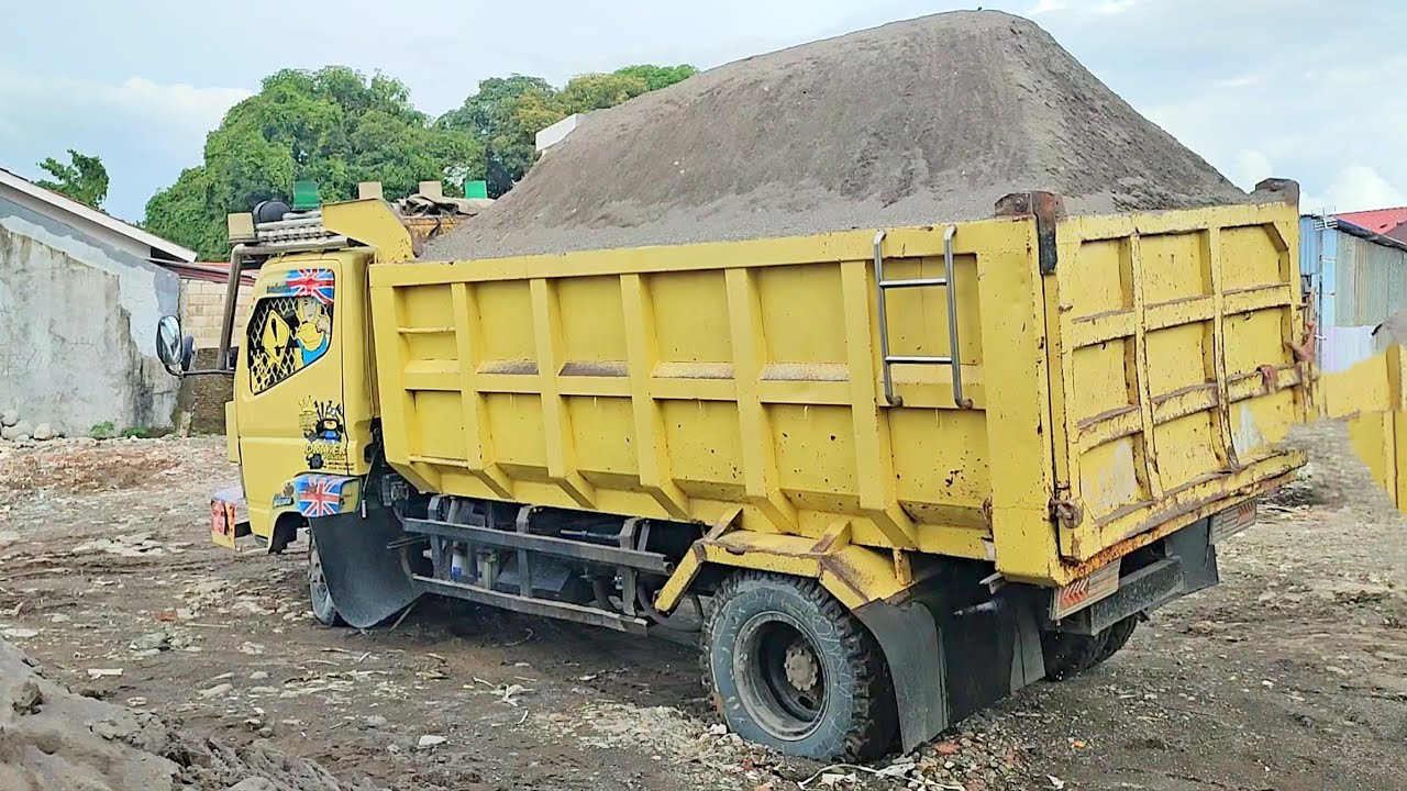 Dump Truk Fuso Canter Amblas Tak terduga Jomplang Muatan Pasir Full Menggunung Tinggi