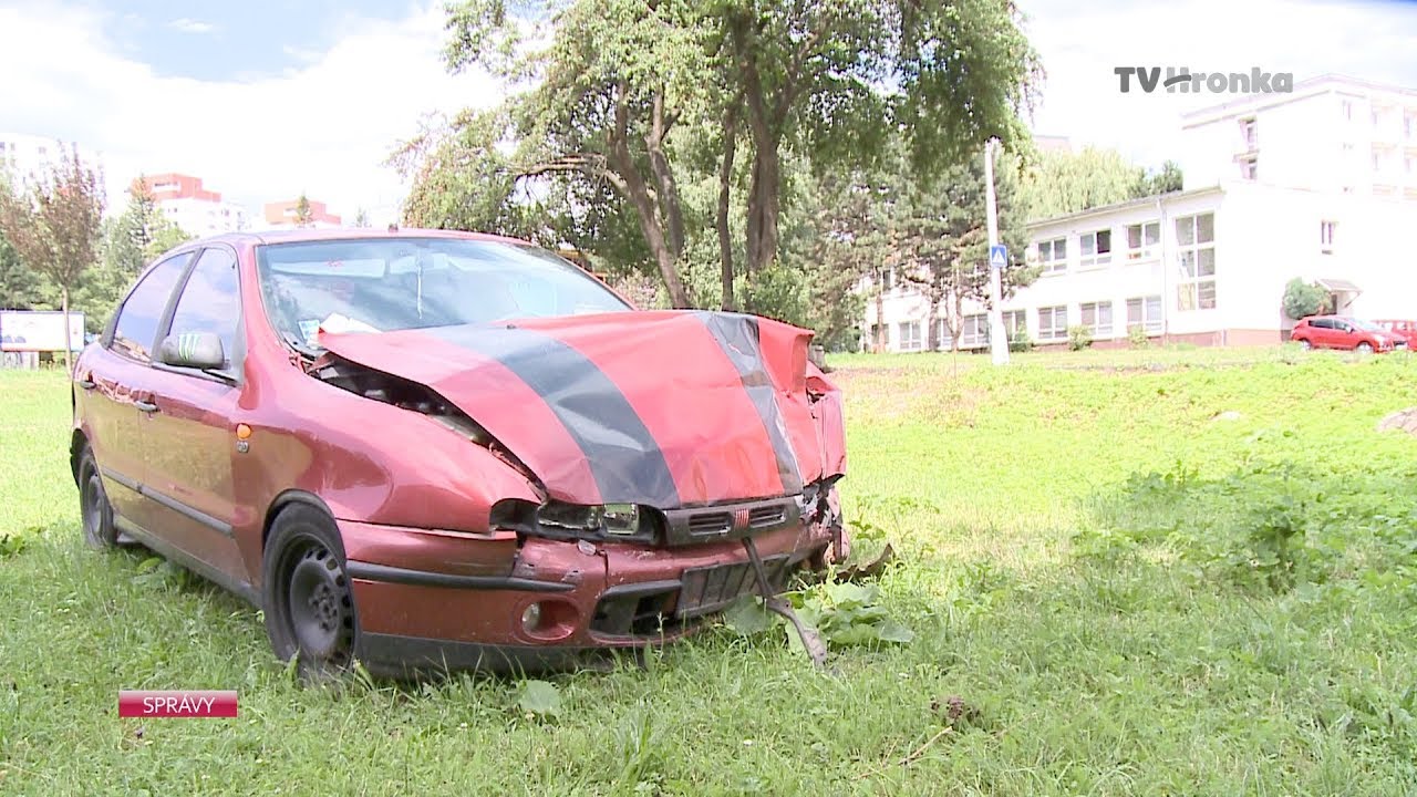 Havarované auto skončilo na trávniku