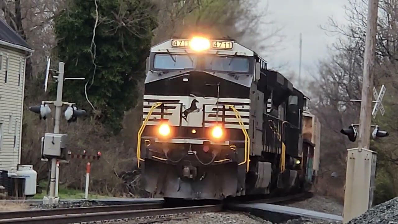 NS 4711 Leads NS 1005 on NS K47 Passing Through in Boyce VA