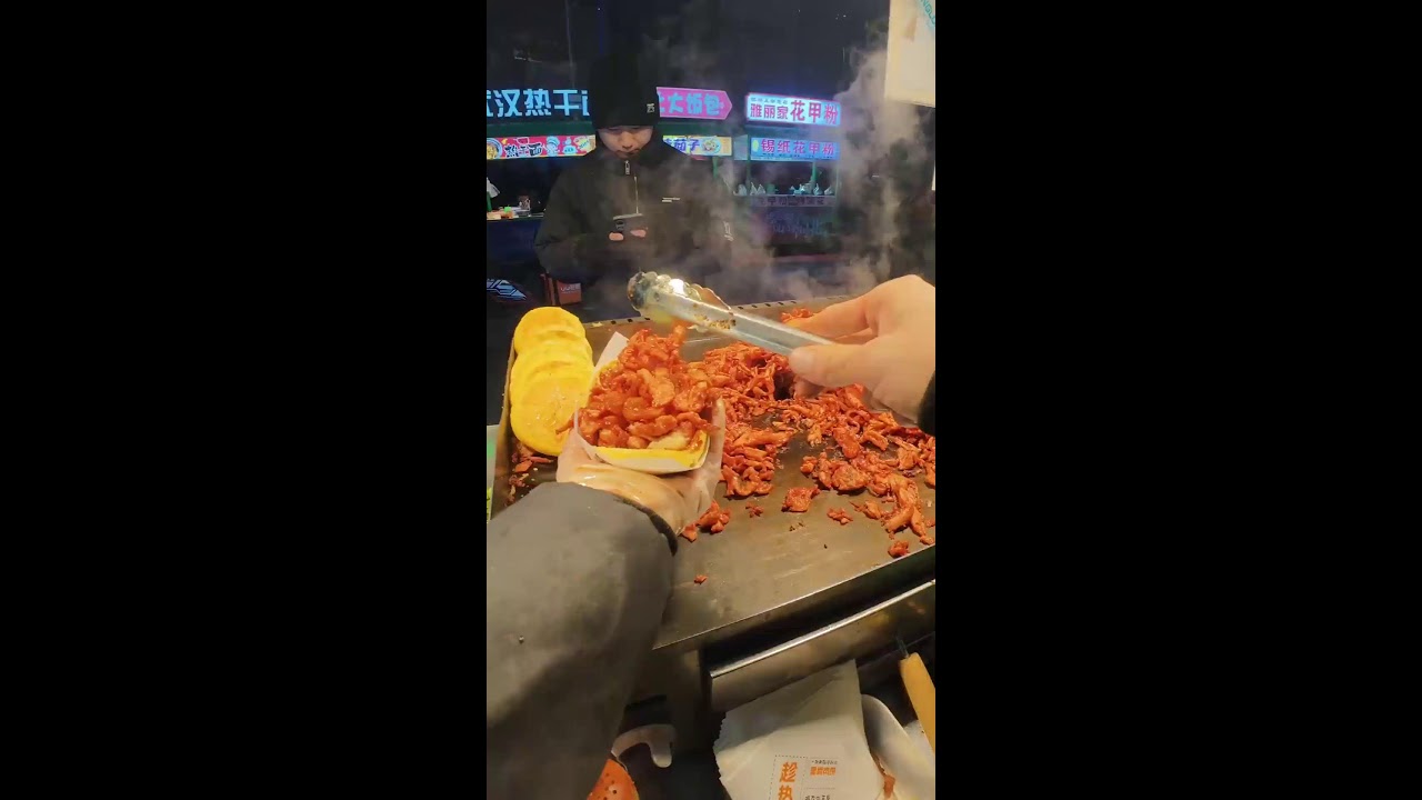 Live broadcast of street food specialties and fruit delicacies