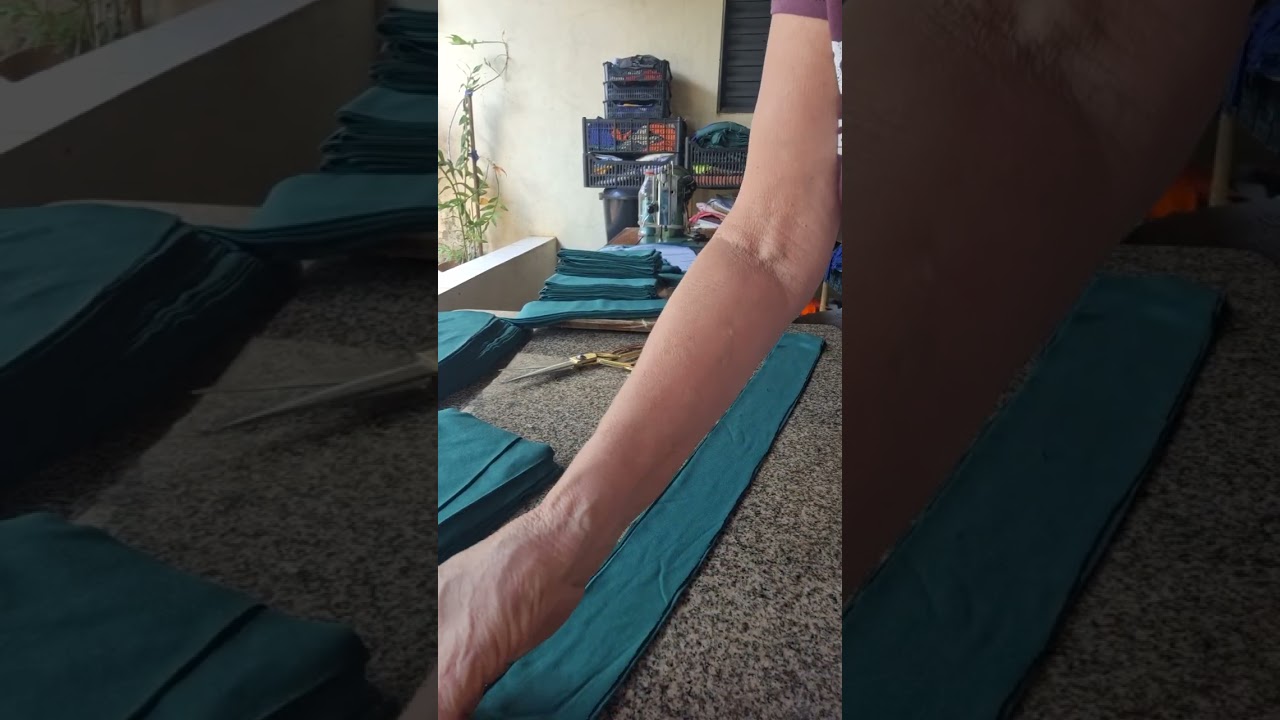 Cortando faixinhas de malha para fazer tapete de babadinho 