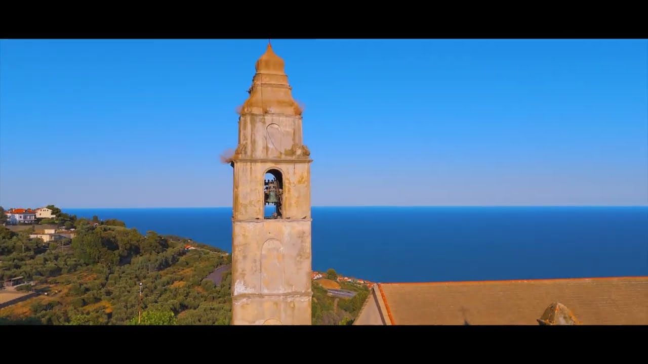 V250 Villa Torre Gallinaro inondata di luce, due passi dal mare ma nel verde della collina con prati