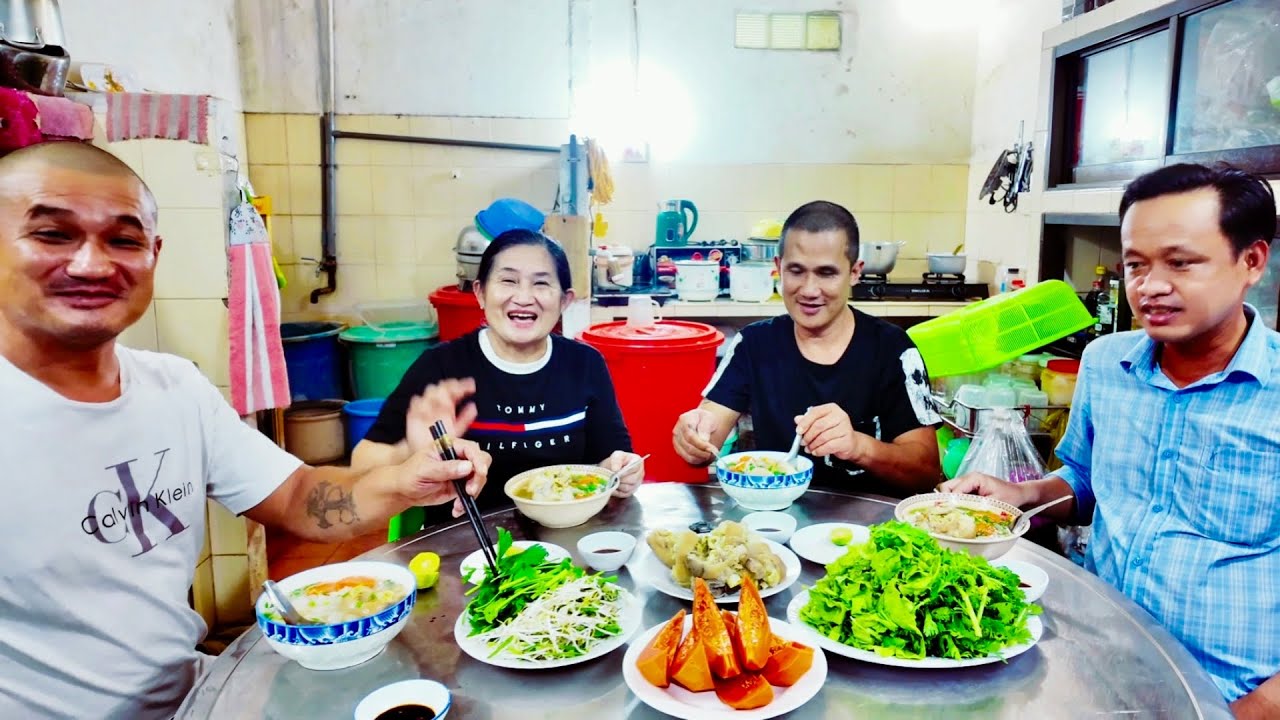 Hủ Tiếu Giò Heo Đãi Học Trò Mới Đầu Năm 
