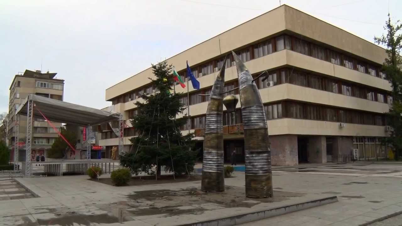 Град на кукерите в центъра на Ямбол