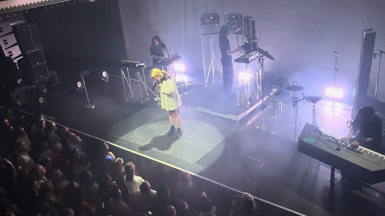 Zaho de Sagazan - Old friend - Live at Paradiso 2025