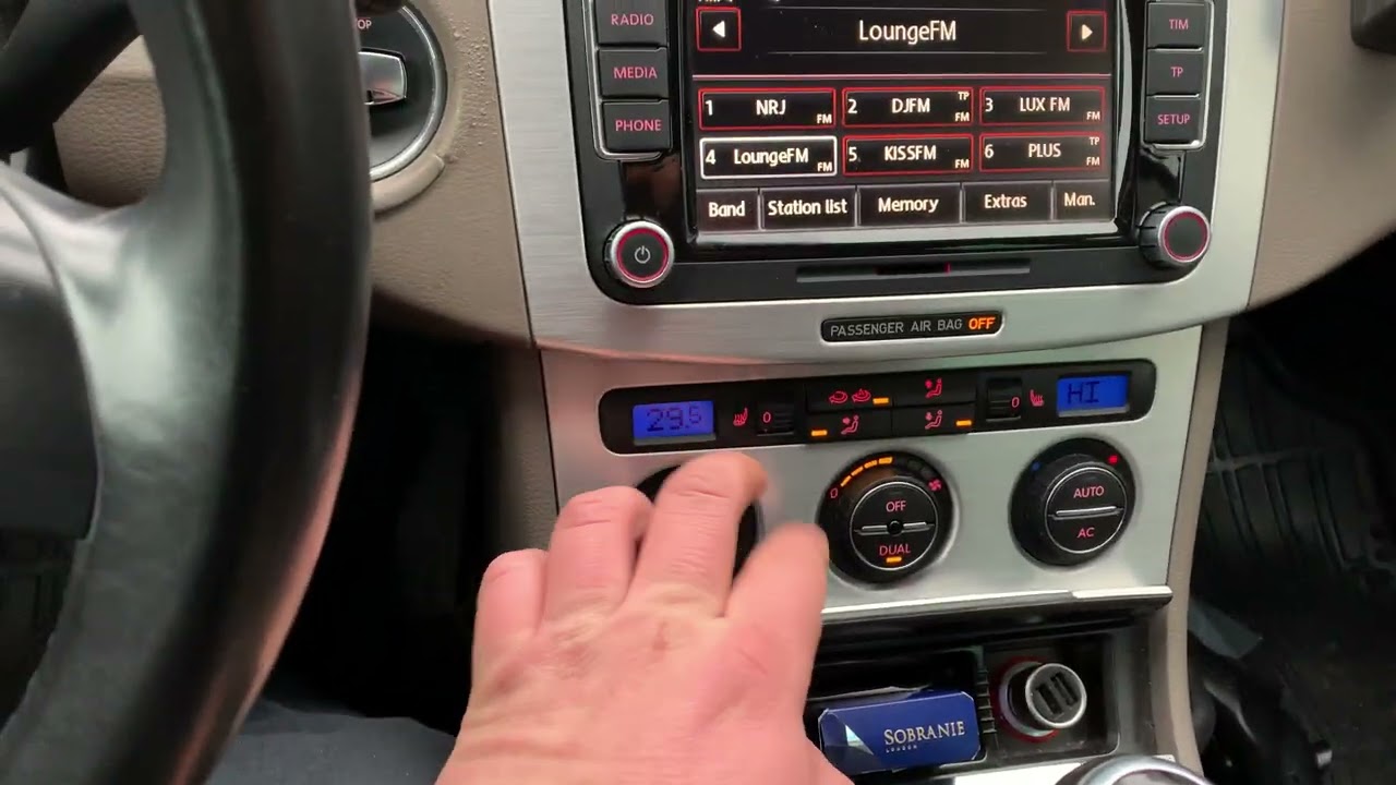 С пассажирской стороны дует холодный воздух в Фольксваген Пассат Б6,Б7 (ч.4 ) разбираемс­я!!!